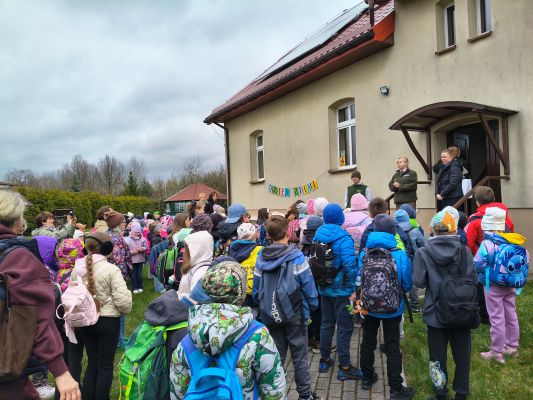 Dzieci podczas festyny z okazji Dnia Ziemi stoją przed OśrodkiemEdukacyjnym ZPKWŚ w Kalinie.