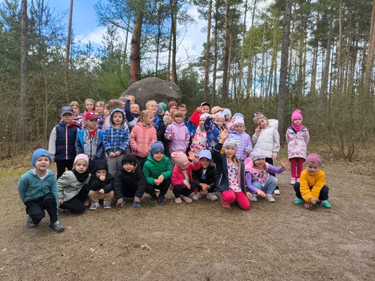 Zdjęcie grupowe przedszkolaków przy pomniku przyrody Diabelski Kamień.