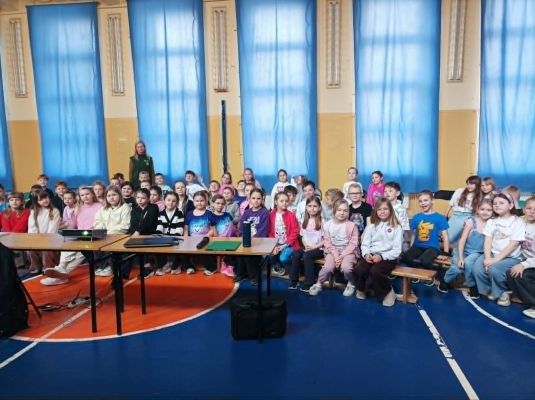 Zdjęcie grupowe dzieci uczestniczących w zajęciach w Sali gimnastycznej.