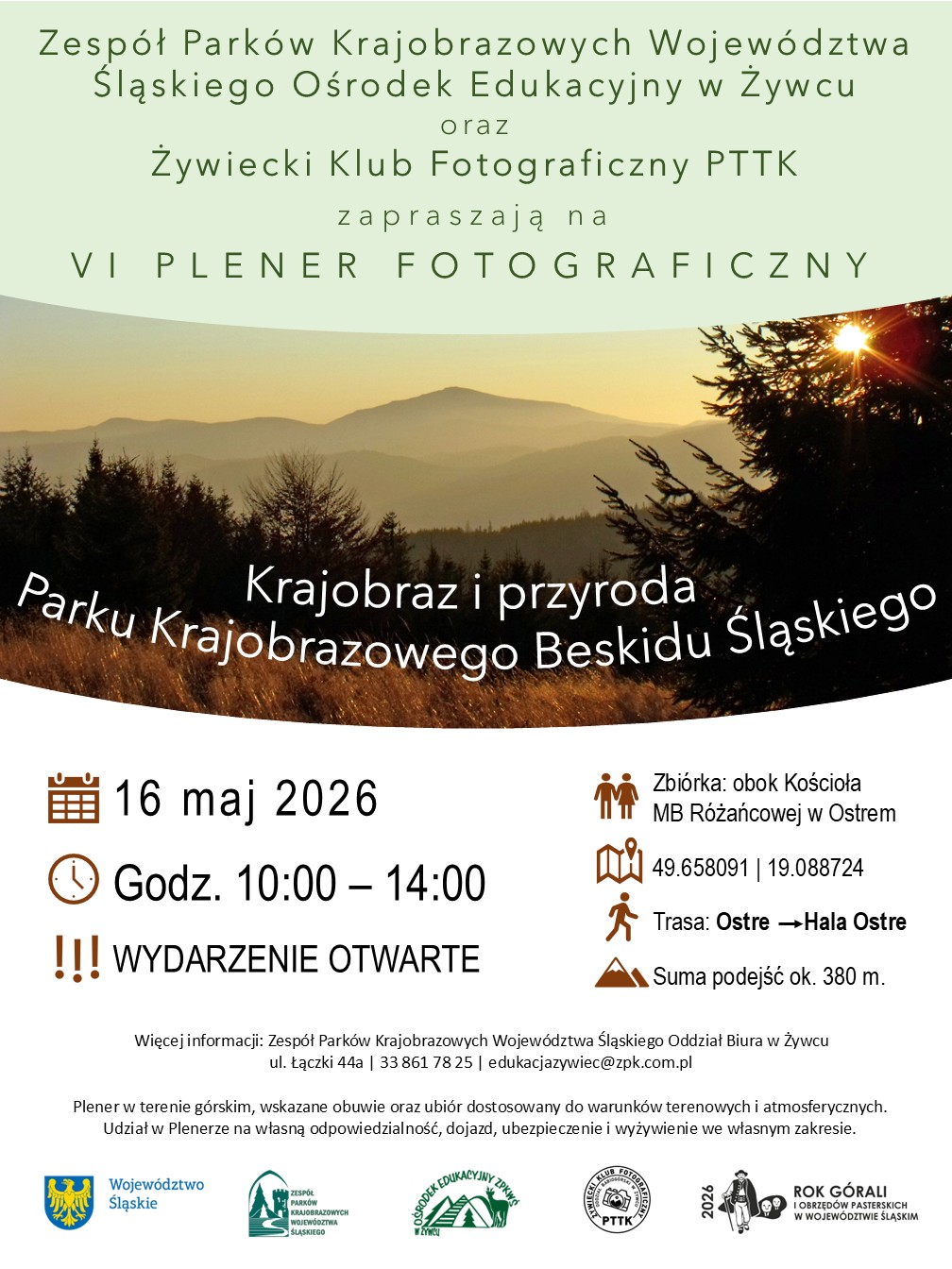 Na górze plakatu nazwy organizatorów, niżej tytuł pleneru na tle zdjęcia przedstawiającego wschód słońca. Poniżej informacje organizacyjne. Na dole pasek z logotypami organizatorów.